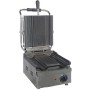 35x27x29 cm boyutlarında, alt ve üst plakaları oluklu dökümden imal edilmiş paslanmaz çelik dürüm tost makinesi. 15 kg ağırlığında, 800W gücünde, ısı yalıtımlı metal saplı ve yağ damlama hazneli profesyonel elektrikli pişirici.