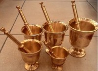 Mutfaklarda ezme ve öğütme işleri için tasarlanmış 10 cm çapında döküm sarı pirinç havan. 18 santimlik tokmağı ve dayanıklı yapısıyla kuruyemiş, afyon ve sert baharat ezici döküm havan burada.